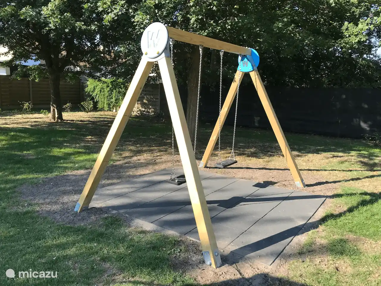 juegos infantiles en la zona verde de 2000 metros cuadrados justo al lado de la casa de vacaciones