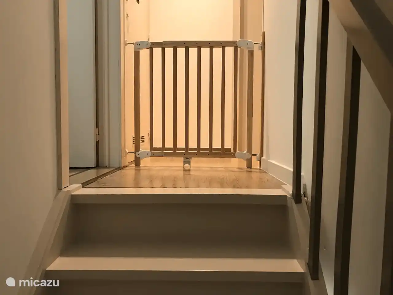 puerta de seguridad en la parte superior de las escaleras