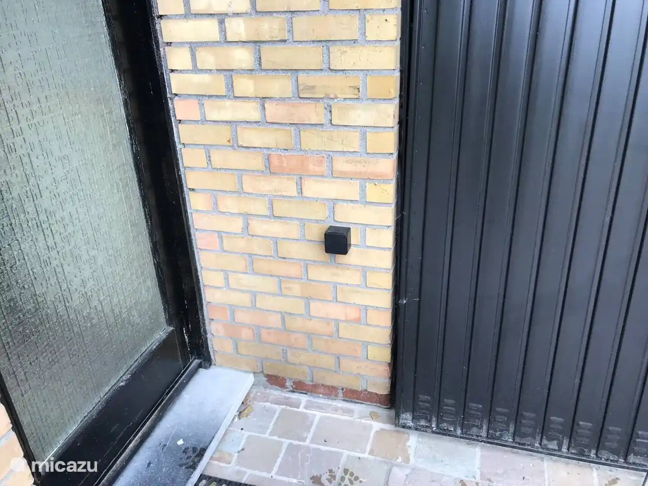 punto de conexión para cargar un coche eléctrico, sin cargador rápido, medidor separado para pagar la carga de un coche eléctrico