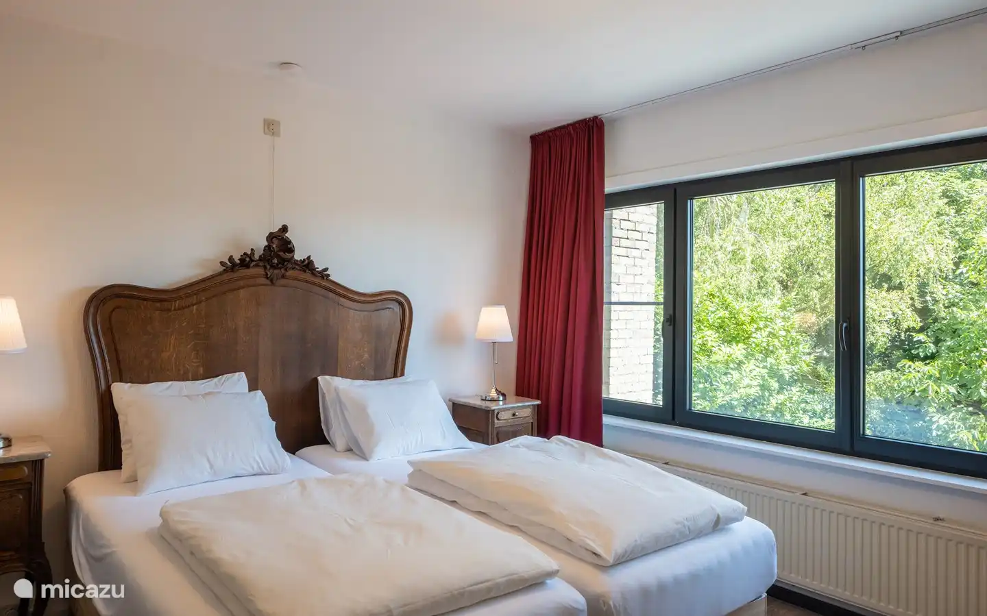 dormitorio con 2 camas box spring, pueden colocarse juntas o separadas, posibilidad de una tercera cama o cuna