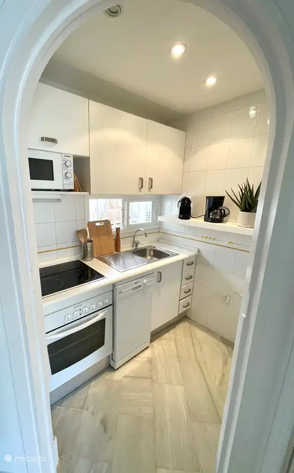 La cocina es compacta pero totalmente equipada, microondas, horno, lavavajillas y cocina de 4 fuegos (el&#233;ctrica)