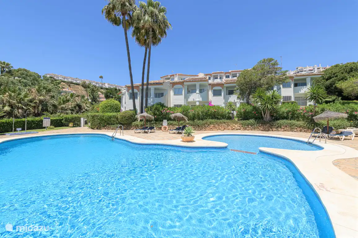 La casa forma parte de un complejo a peque&#241;a escala. La propiedad est&#225; en la planta baja y cerca de la hermosa piscina