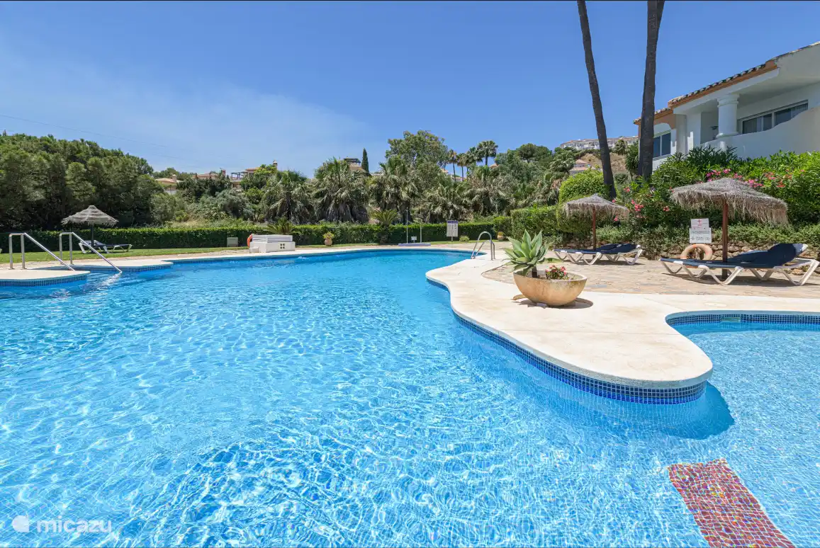 La piscina y la terraza circundante ofrecen la oportunidad de relajarse y tomar el sol.