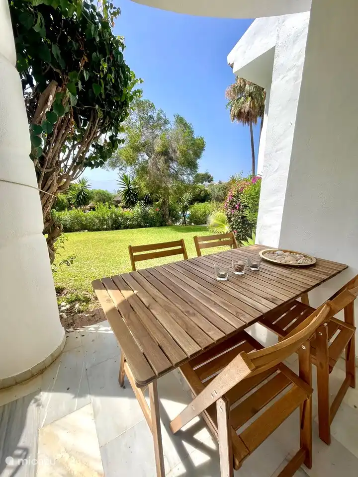Desde la terraza puede caminar directamente al amplio jard&#237;n, puede caminar a la piscina y puede ver el mar a lo lejos.