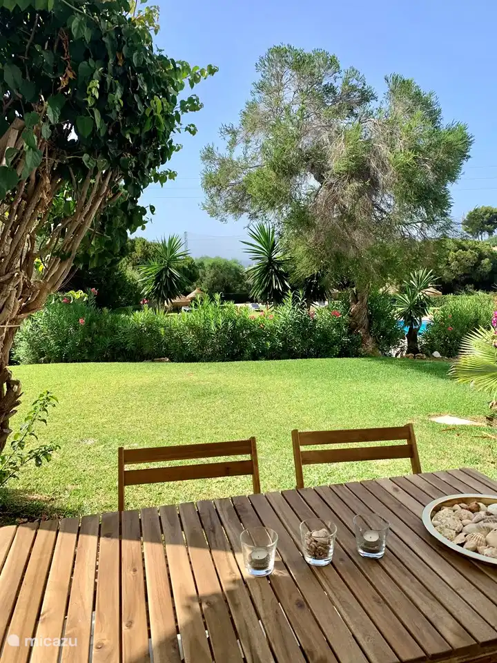 La casa est&#225; situada en una zona tranquila. Esta es la vista desde la terraza. Hermosa vista verde sobre la piscina y el mar. La terraza ofrece mucha privacidad y est&#225; en la planta baja.