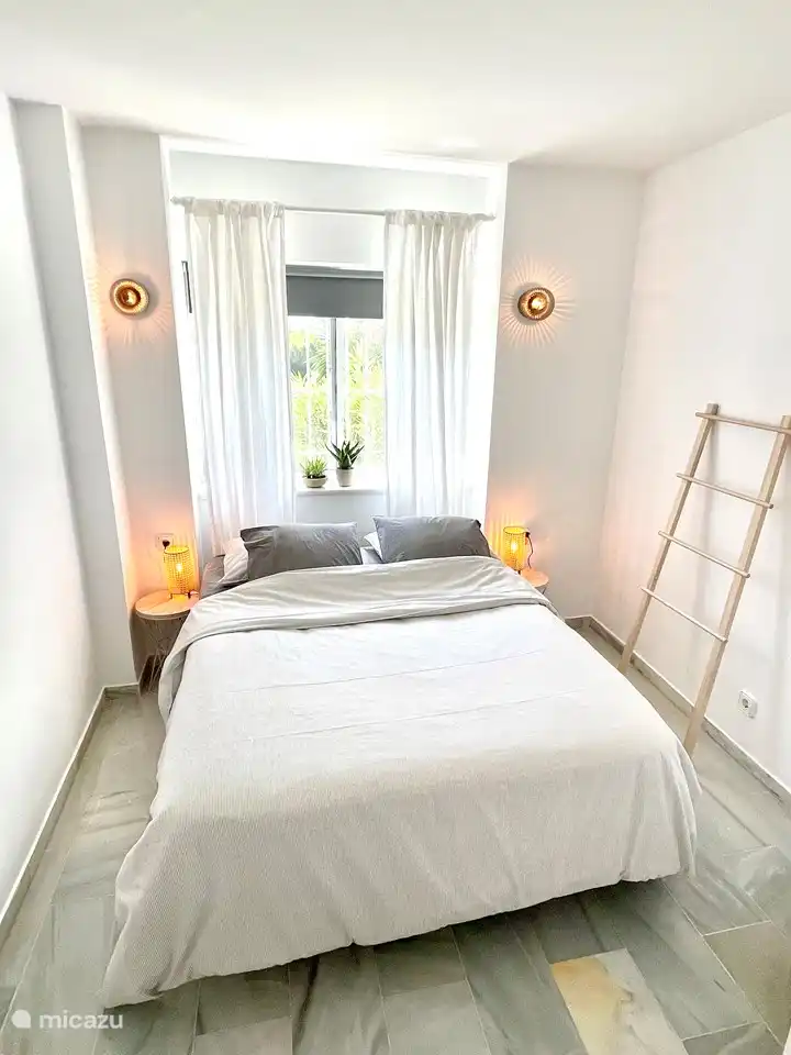 La casa tiene 2 dormitorios.