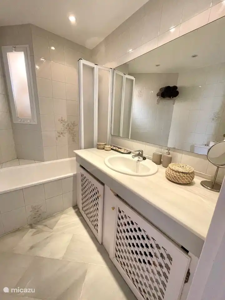 La casa tiene 2 ba&#241;os, 1 con ba&#241;era, inodoro y lavabo y el otro ba&#241;o tiene ducha, inodoro y lavabo.