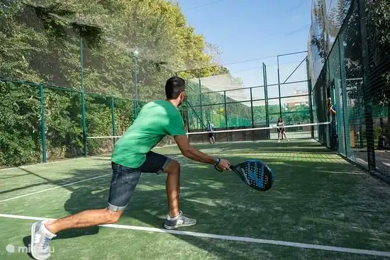 La pista de p&#225;del junto al campo de pr&#225;cticas de La Siesta Golf est&#225; a solo unos cientos de metros.