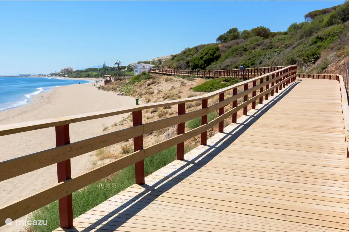 Podr&#225;s disfrutar de un agradable paseo por la playa.