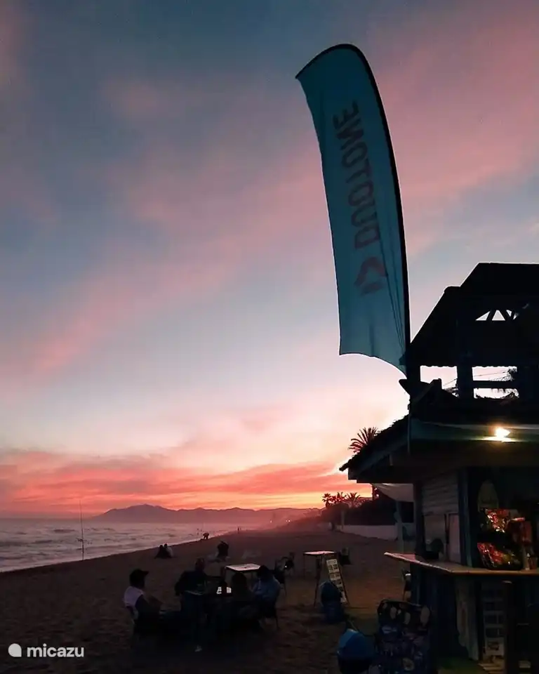 Una buena playa de kite est&#225; a 15 minutos en coche: El Kiosko Kite Surf Marbella. Tambi&#233;n hay un restaurante en la playa para disfrutar de un delicioso almuerzo o una bebida.