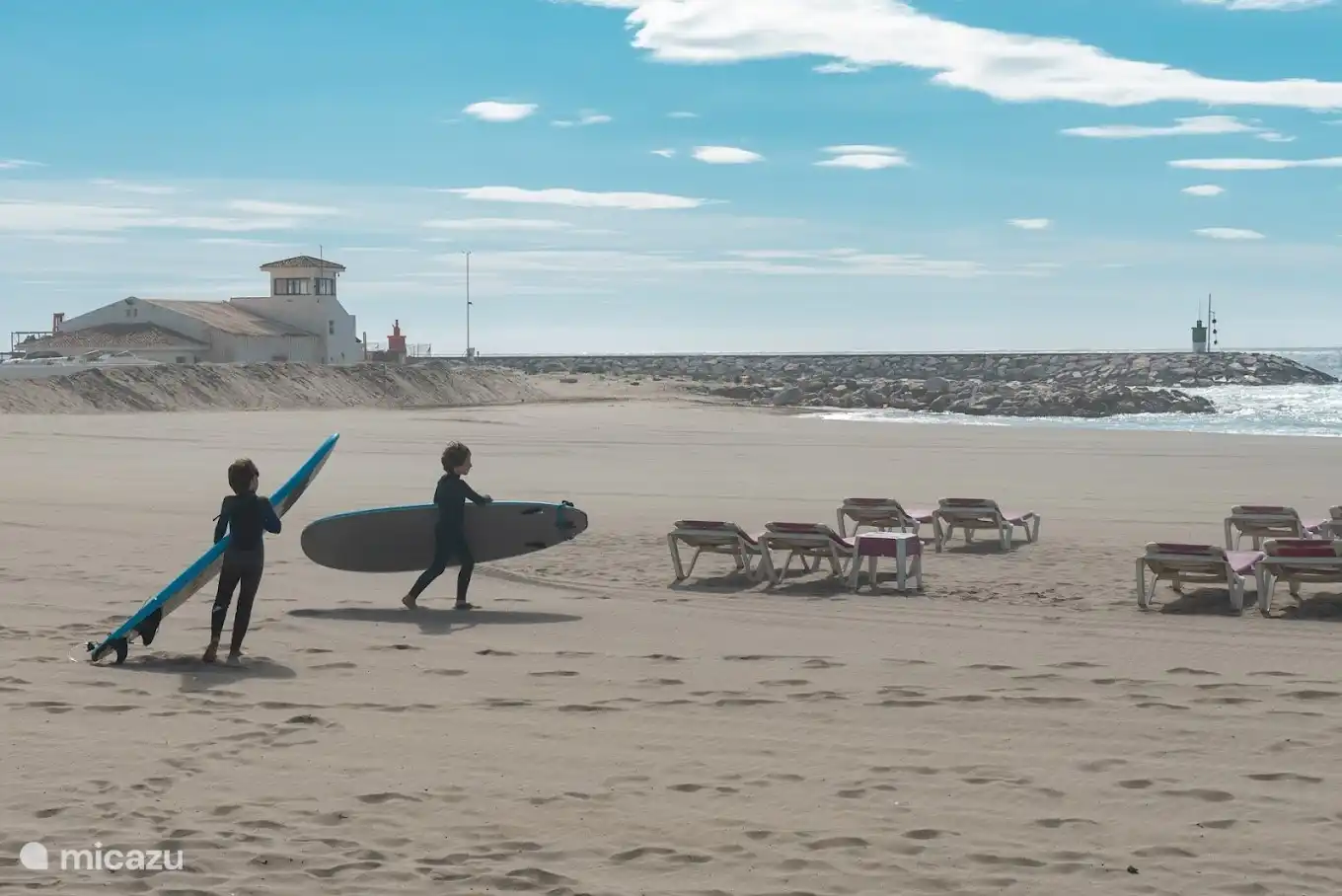 El surf de olas est&#225; a 10 minutos en Playa de Cabopino.