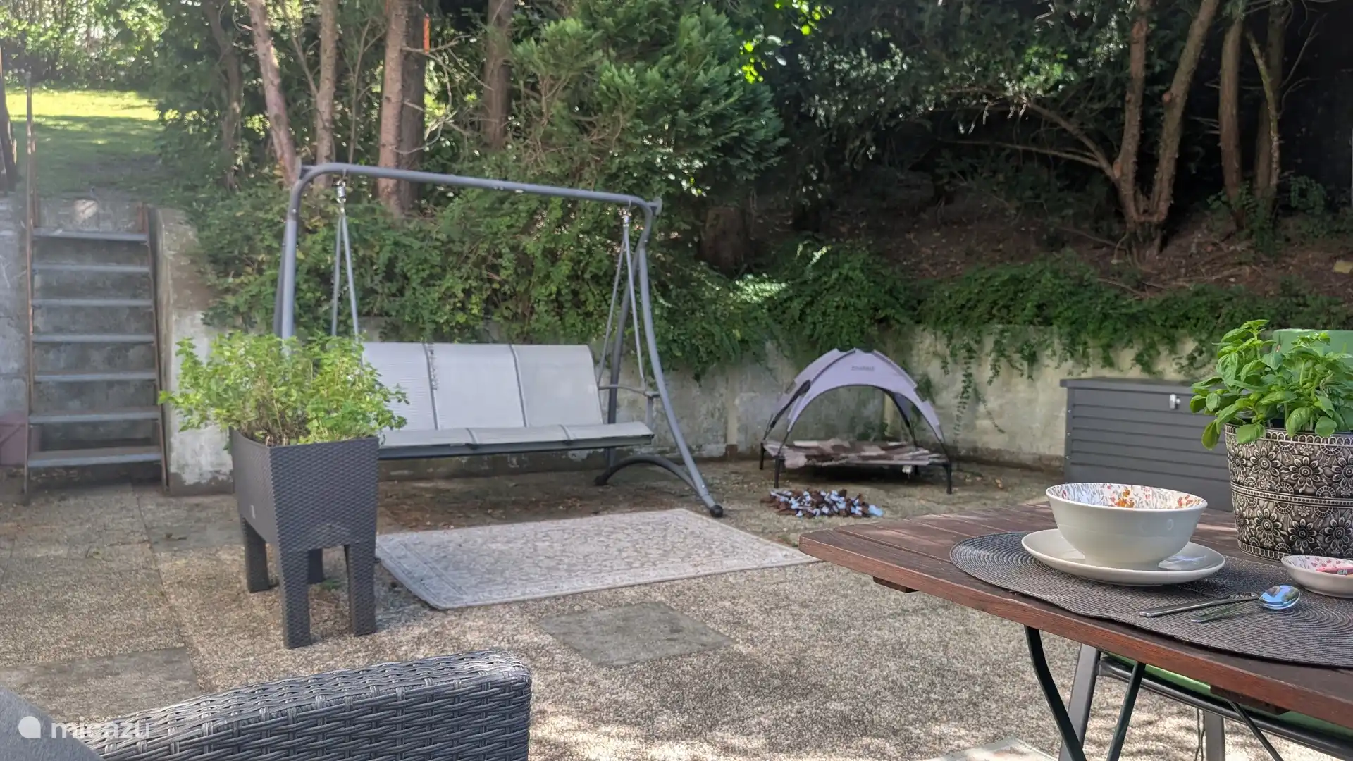 Auf der geräumigen Terrasse gibt es außerdem eine Schaukelbank und eine Trage für den Hund. Wir möchten, dass alle eine gute Zeit in An Brunnen haben. 