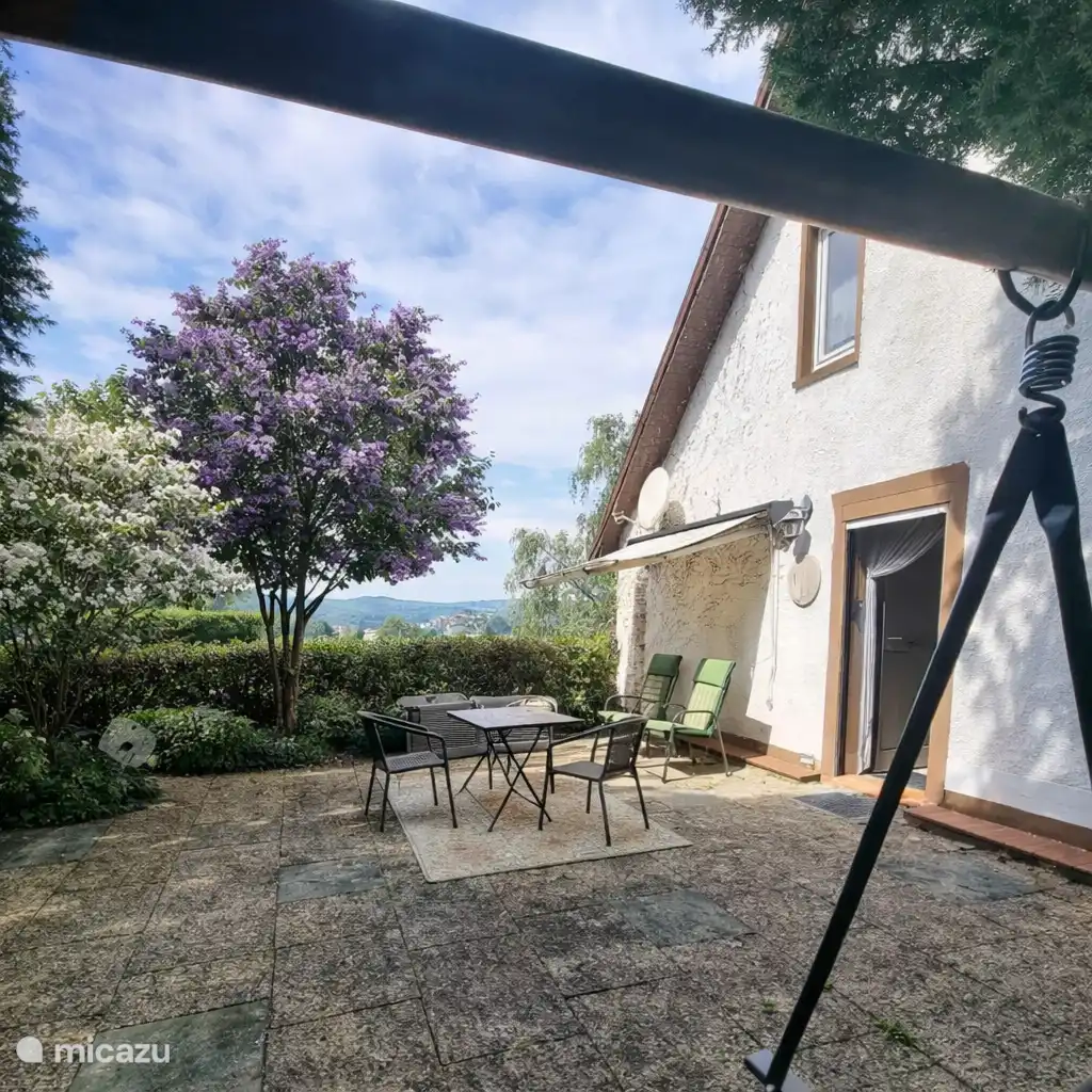 Heerlijk ruim en volledig omheind terras waar je kunt ontbijten aan de tafel. De hele dag zon, maar ook schaduw plekjes. Verstelbare stoelen, ligstoel of schommelbank. Keuzes genoeg!