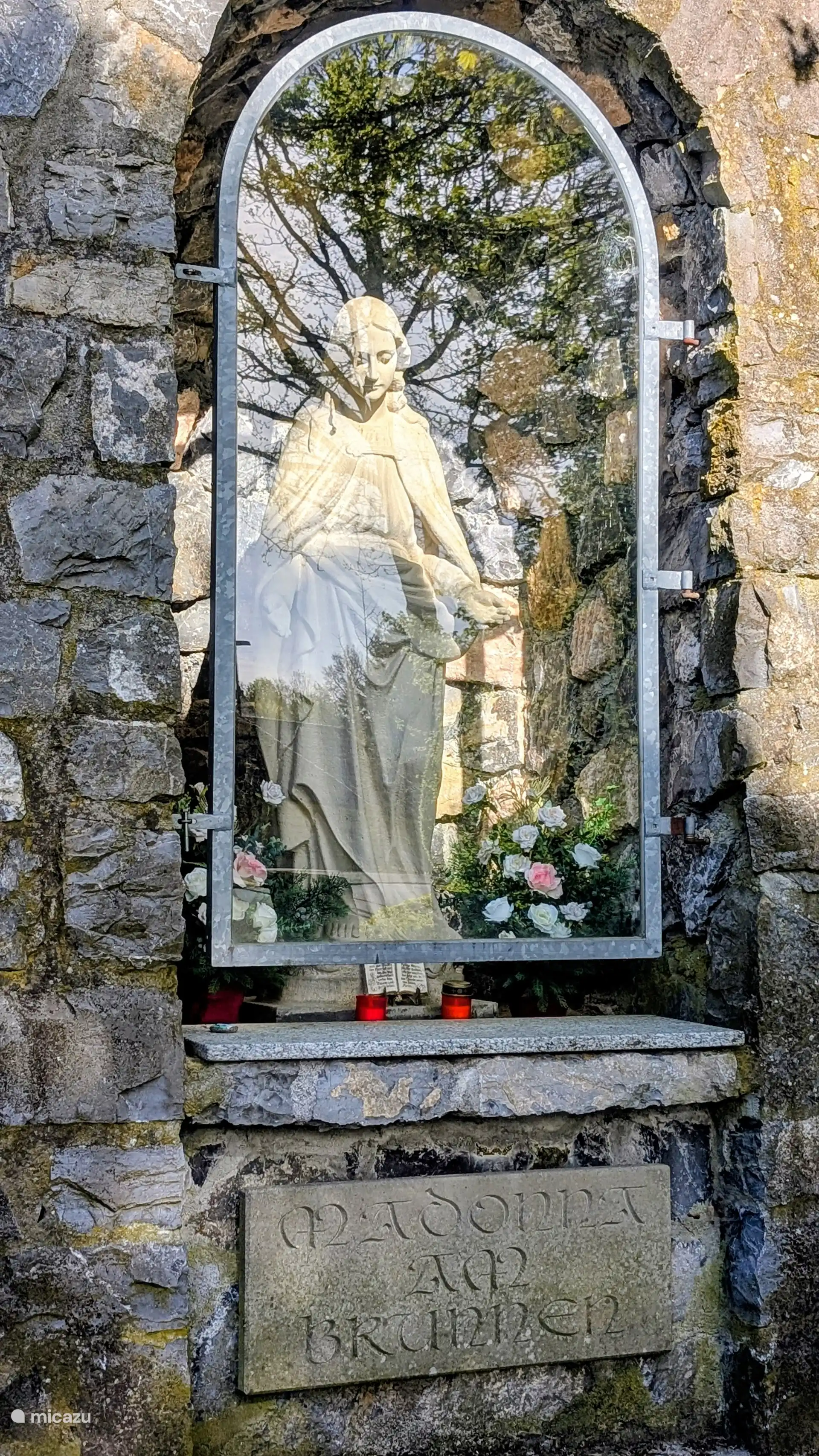 Madonna de Am Brunnen en el pozo, junto a la casa