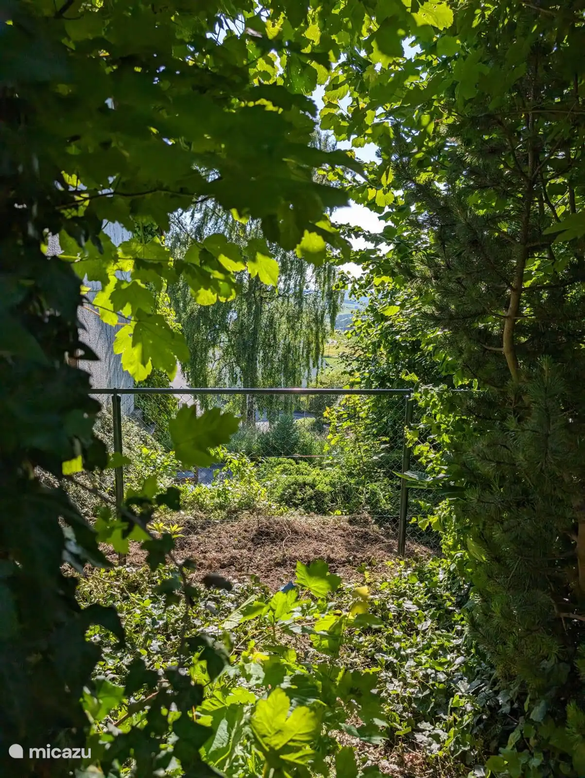 Der Garten und die Terrasse sind komplett eingezäunt und mit Mauern, Hecken und Drahtzäunen begrenzt. Es ist sicher, sich gemeinsam zu entspannen.