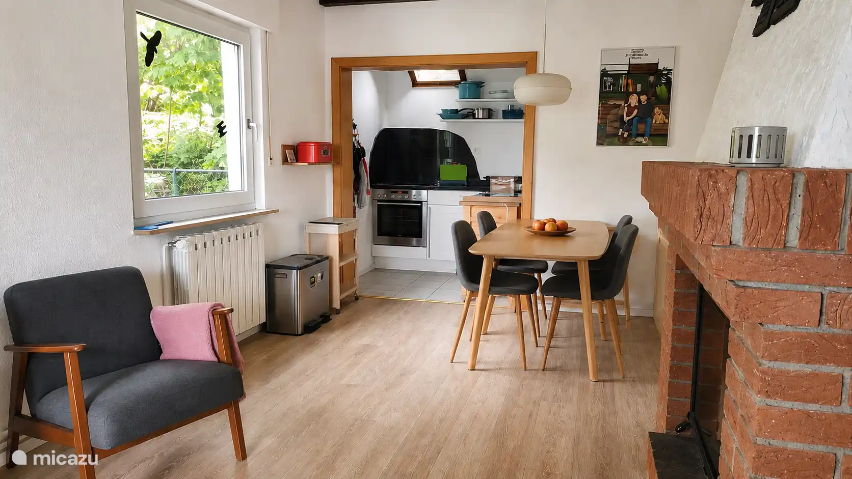 Compacte maar complete keuken en eethoek.