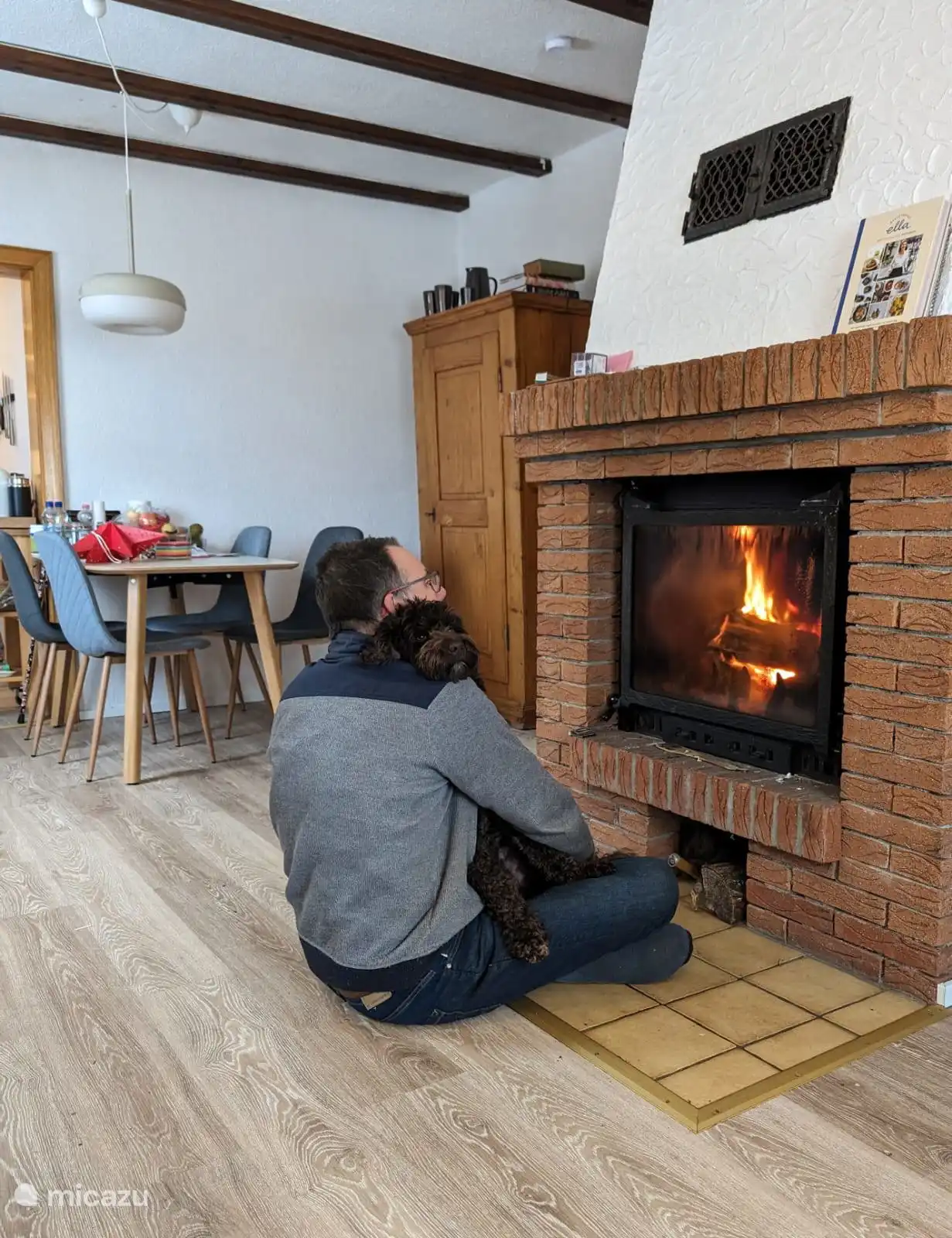 Und nach der (Schneewanderung) wird der Kamin angezündet. Gemeinsam genießen.
