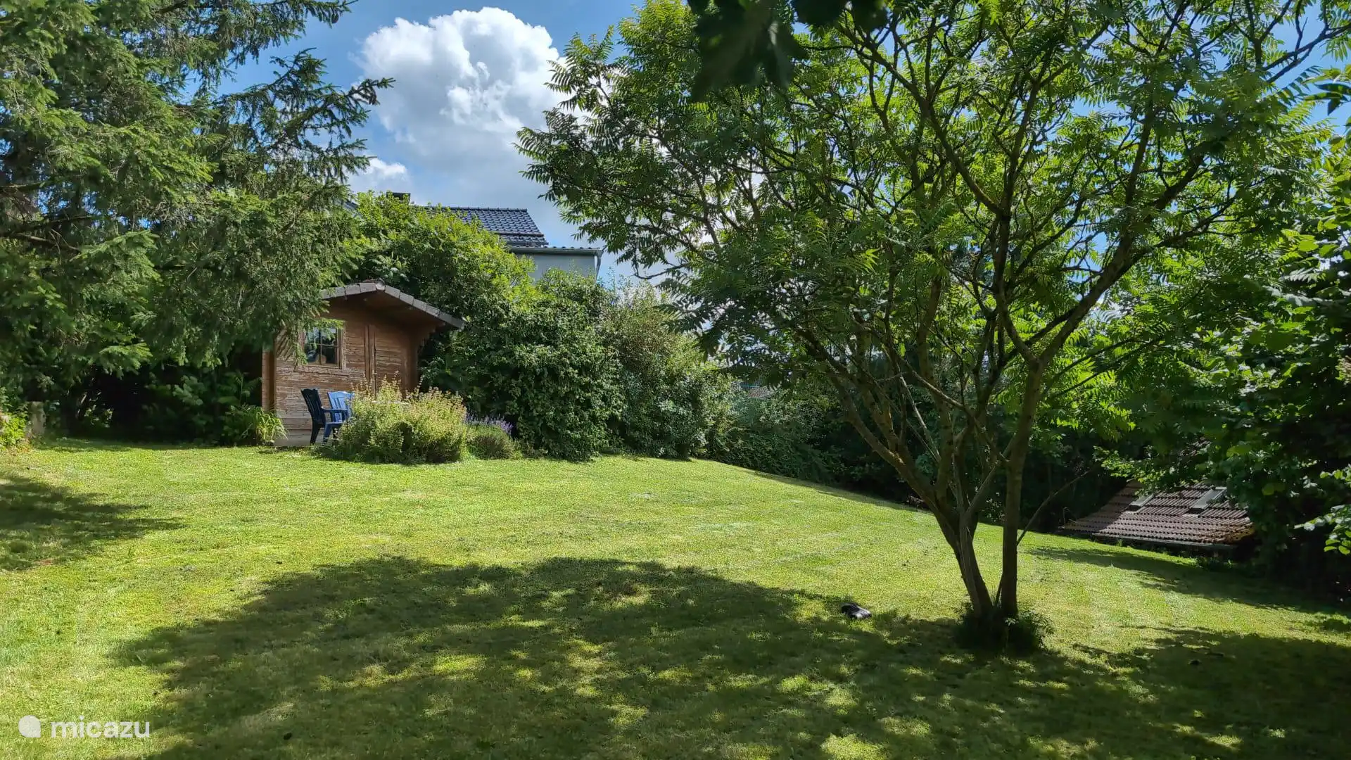 Der Garten mit Gartenhaus und Sitzgelegenheit