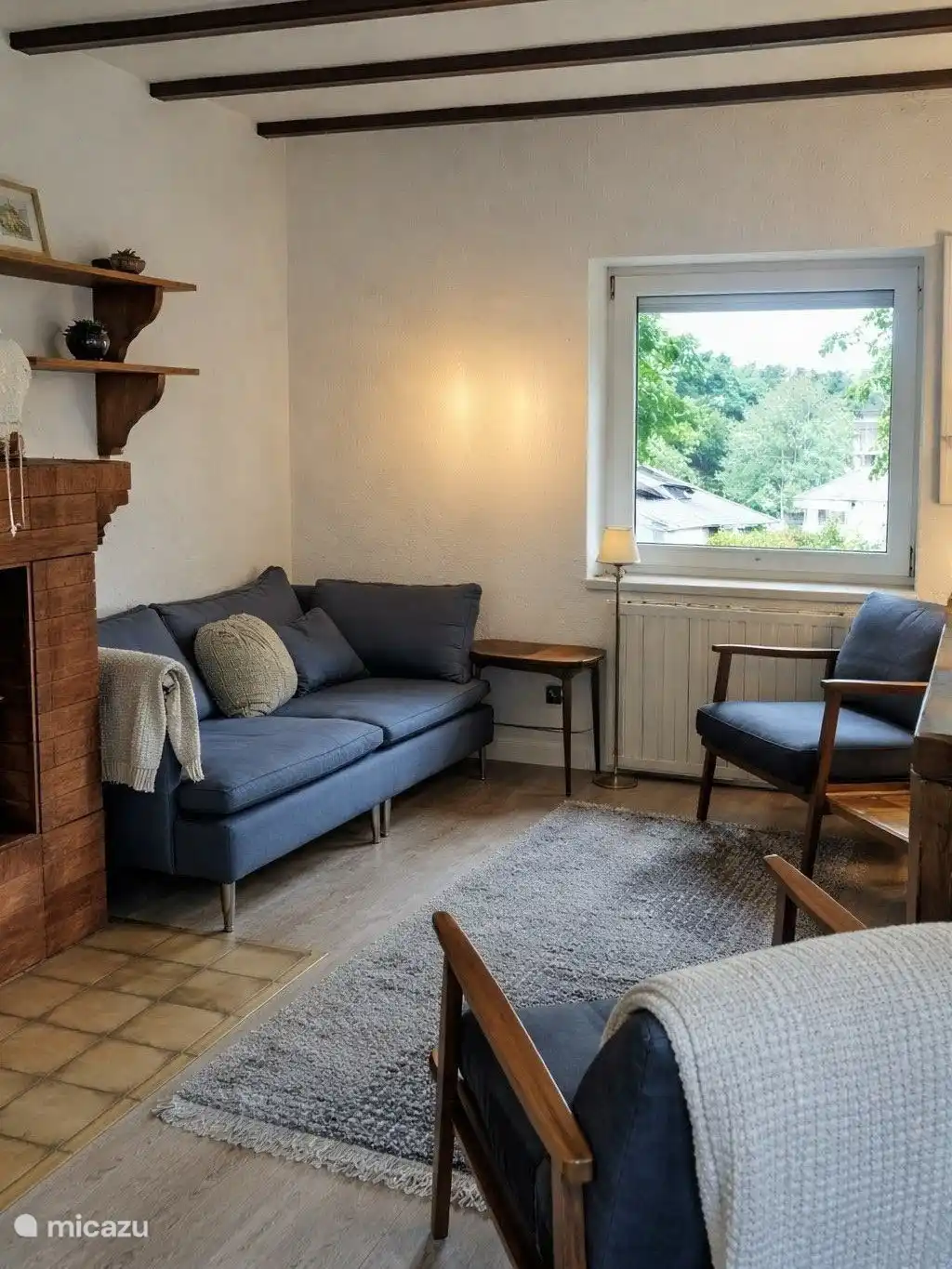 El salón ha sido renovado. Un sofá cómodo y una nueva smart TV si quieres ver tu serie favorita.