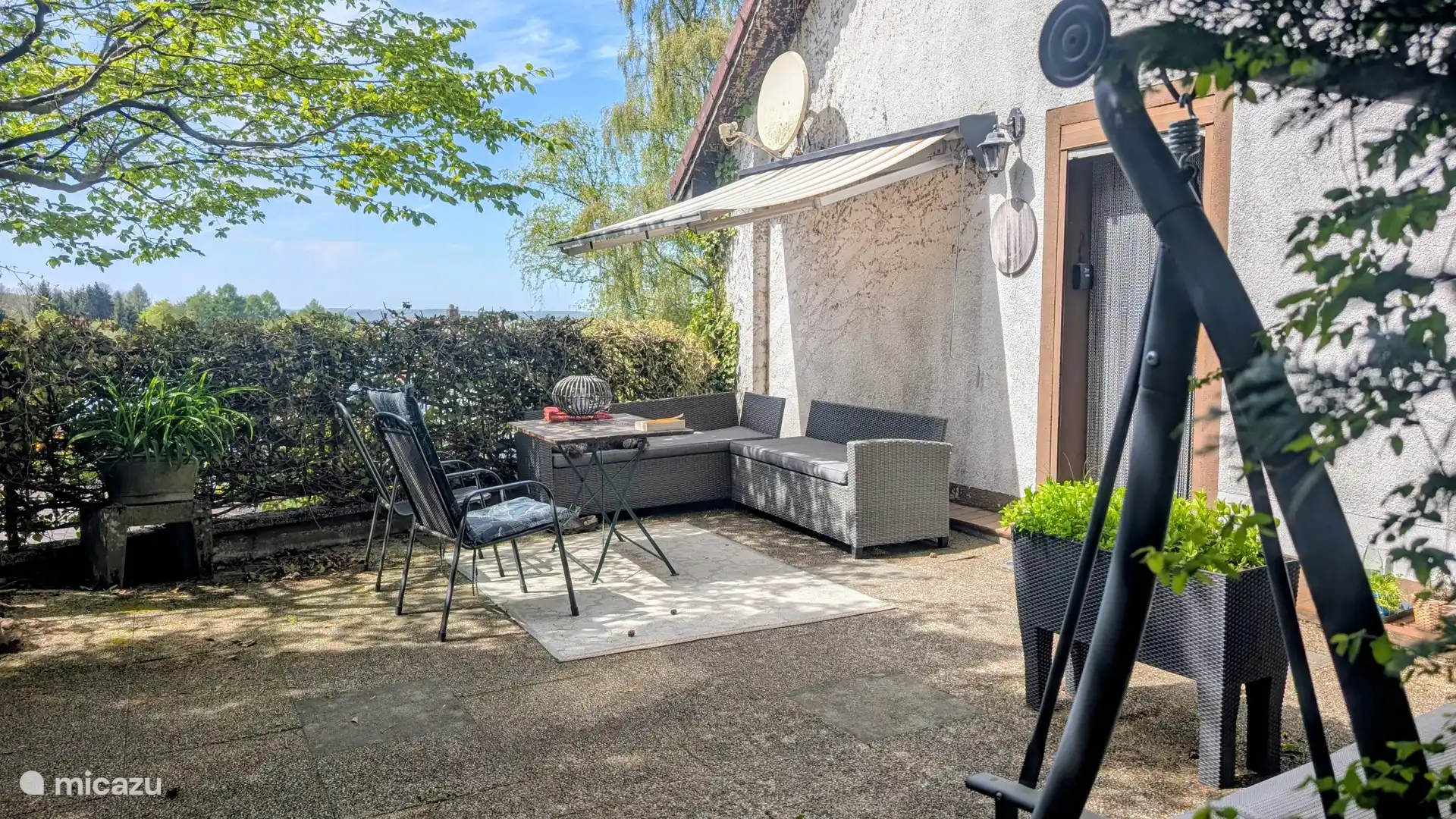 Het terras voor een ontbijtje in de zon.