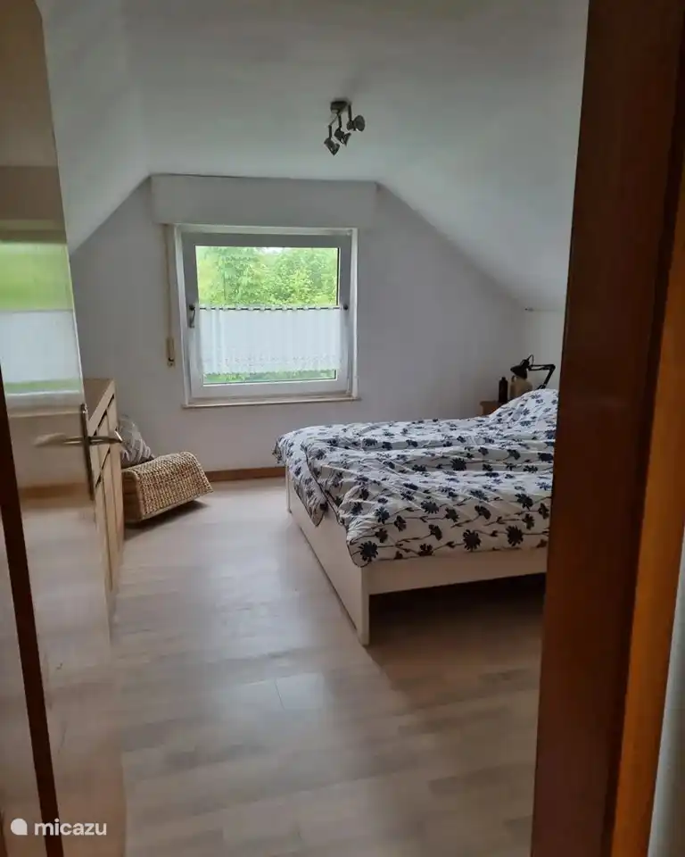 Auch vom Schlafzimmer aus blickt man weit über die Felder und Hügel. Schlaf gut!