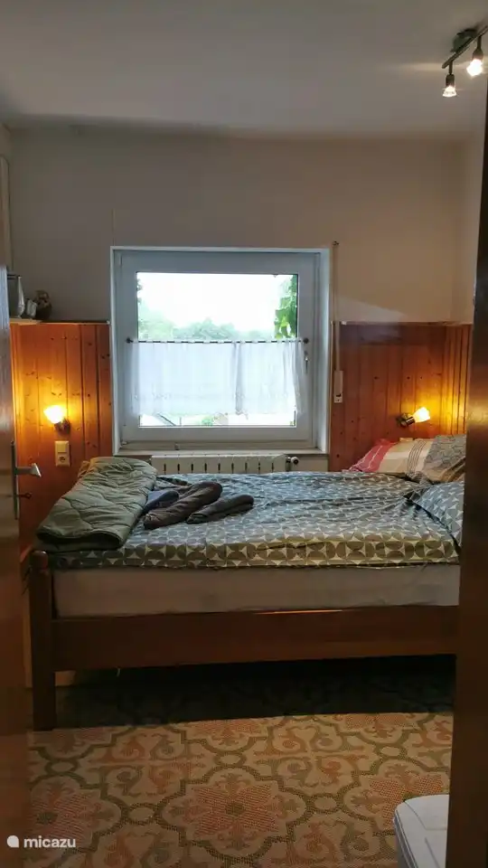 Das zweite Schlafzimmer befindet sich im Erdgeschoss, ebenso wie das Badezimmer und die Toilette.