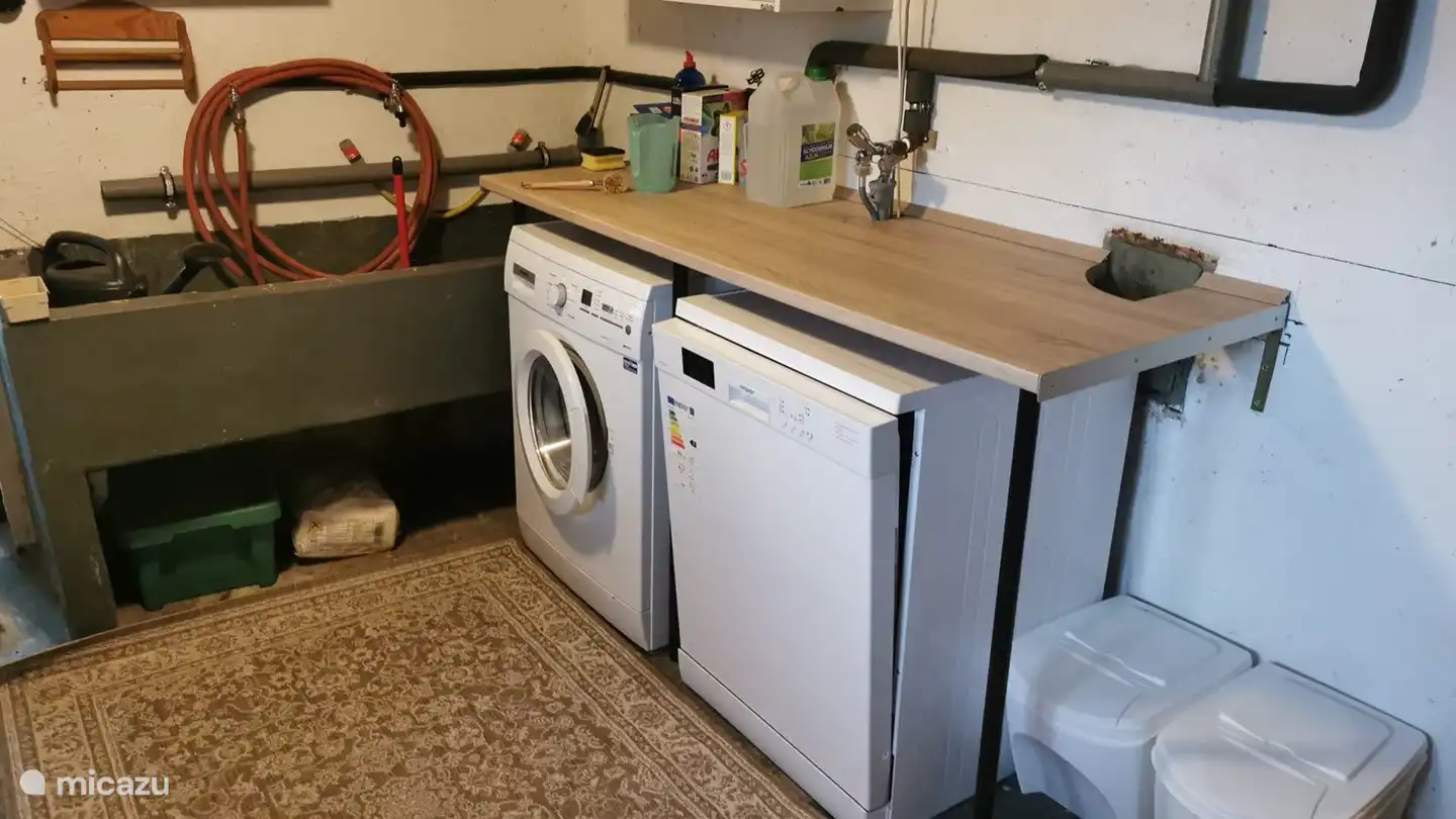 Soutterain mit Wäscherei und Geschirrspüler und großem Gefrierschrank.