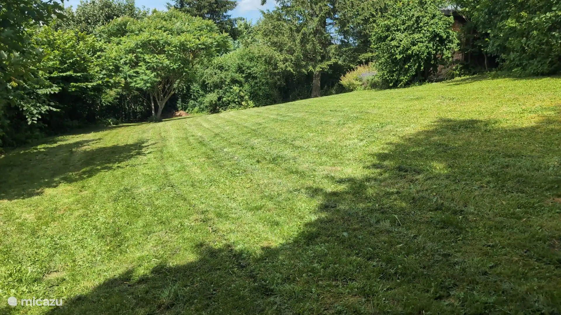 Neben dem Haus und komplett eingezäunt, leicht abfallender Garten. Vor dem Gartenhaus befindet sich eine schöne Terrasse mit Sitzgelegenheiten und einem schönen Blick über die sanften Hügel. Wirklich ein Garten mit Aussicht ??