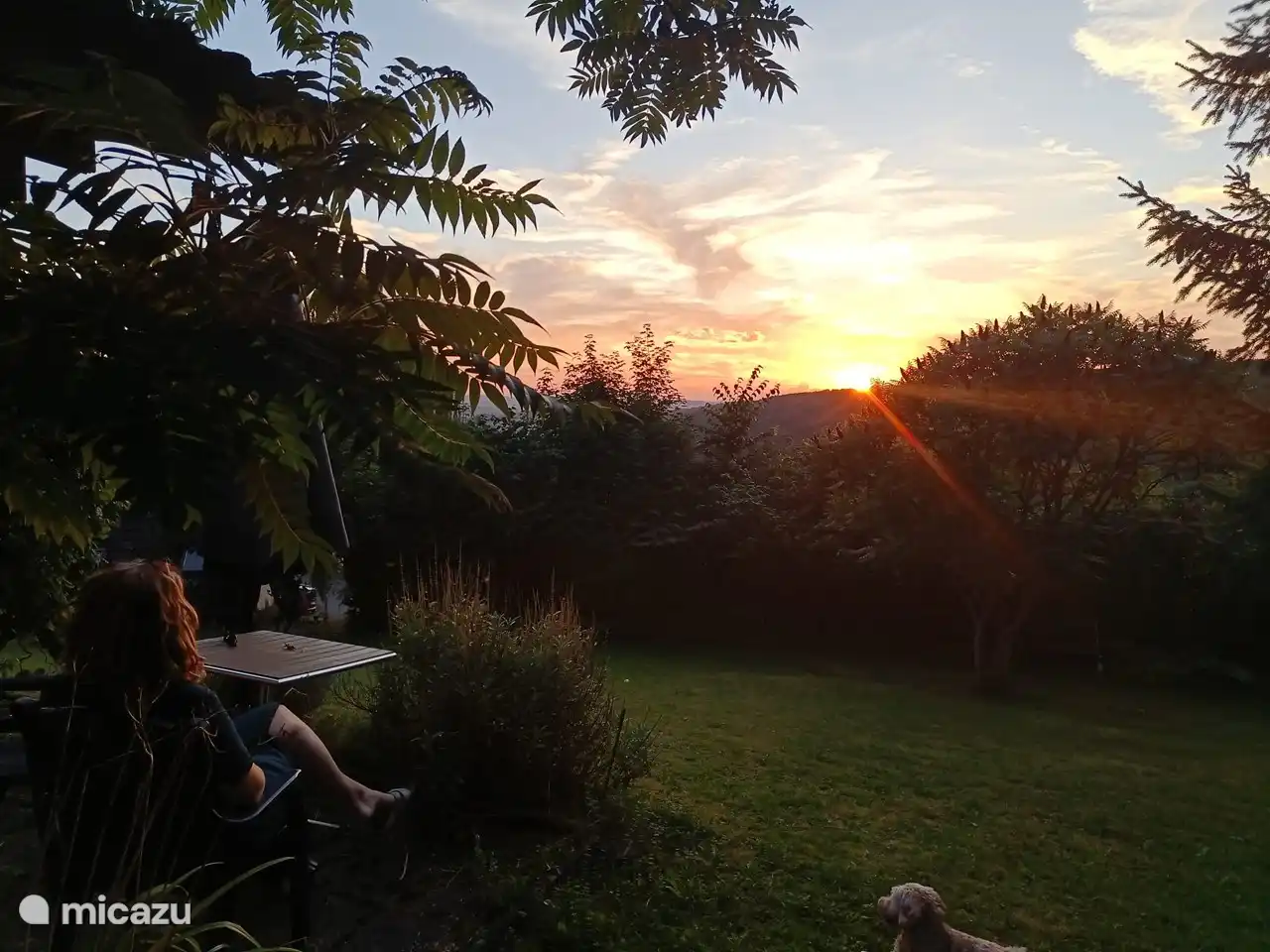 Von der Terrasse oben im Garten sahen wir die Sonne untergehen. Das ist Genuss!
