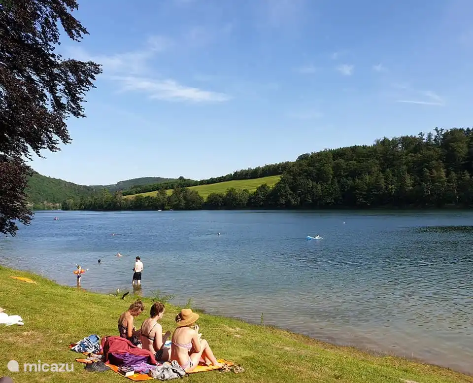 Sonnenbaden und Schwimmen am Diemelsee. Was meinst du mit Staus im Süden oder Spitzen an Menschenmassen am Strand? Hier können Sie kostenlos parken und haben immer viel Platz!