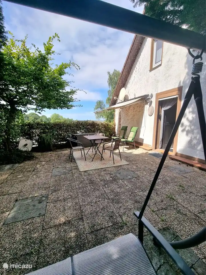 Schöne, geräumige und komplett umzäunte Terrasse mit Zugang zum Garten. Sonne den ganzen Tag und was für eine Aussicht!