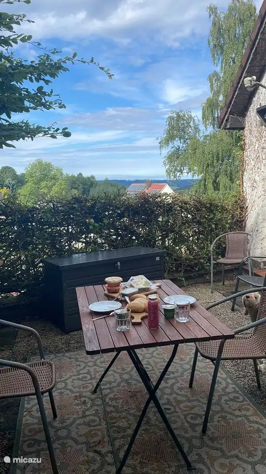 Fertig steht der Kaffee auf einer komplett eingezäunten Südterrasse. Vom Wohnzimmer aus zugänglich.