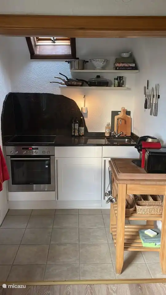 Kompakte, aber komplette Küche mit Nespresso.