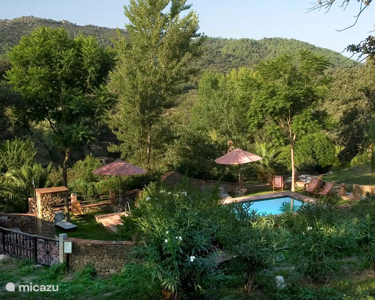 Zwembad geopend van maart tot oktober