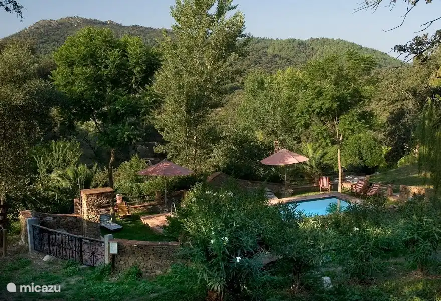 Zwembad geopend van maart tot oktober