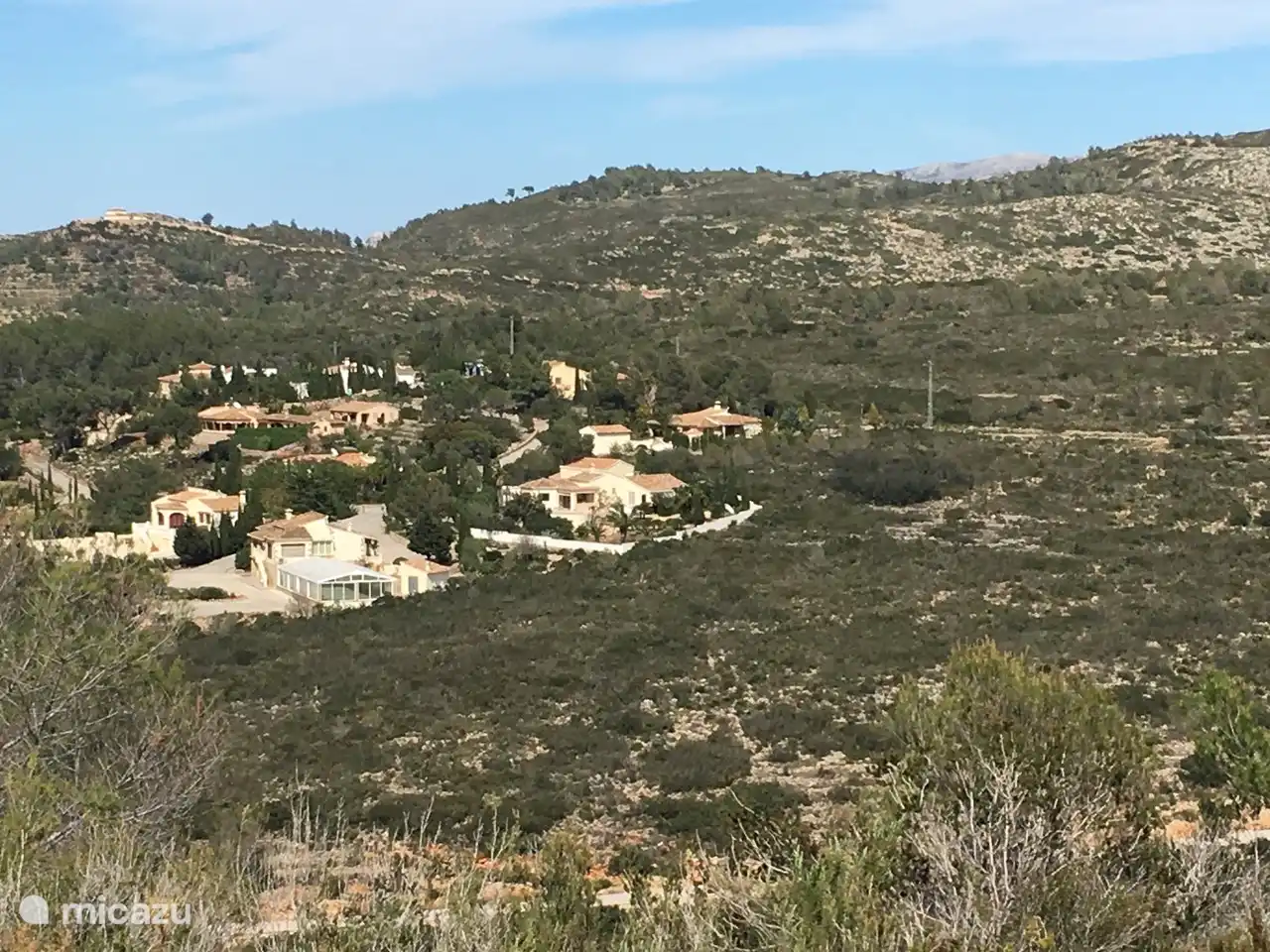 Ons huis is met de witte muur rondom