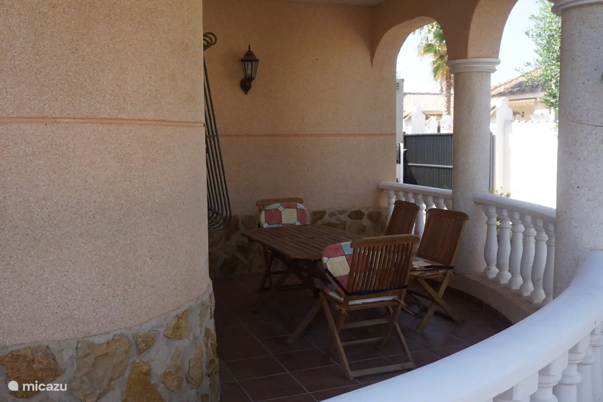 Esstischüberdachte Terrasse