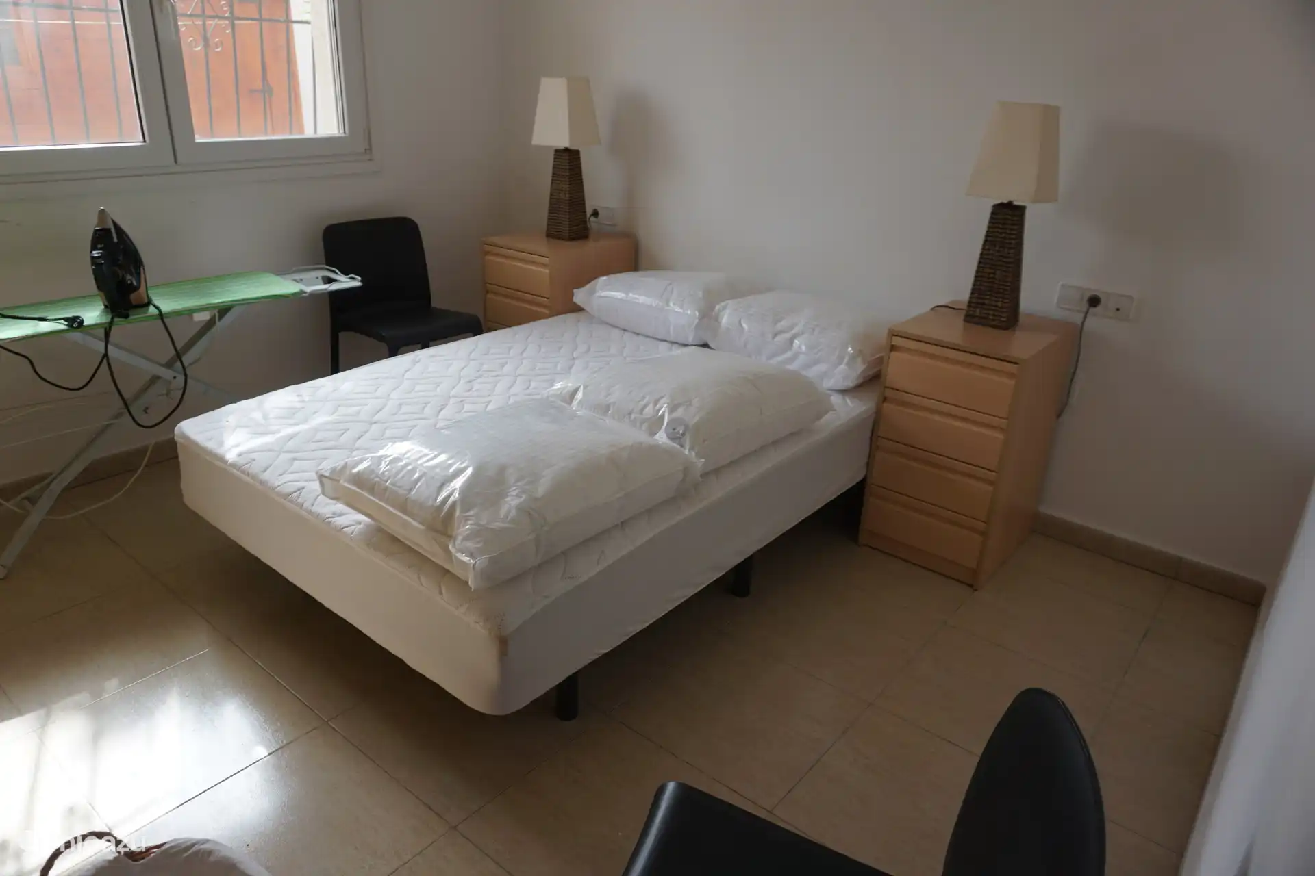 Schlafzimmer 2: Queen-Size-Bett.
Deckenventilator