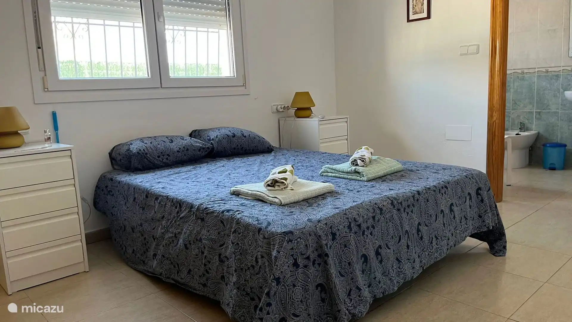 Schlafzimmer 1, Kingsize-Bett. Klimaanlage. Verbindendes Badezimmer und Toilette