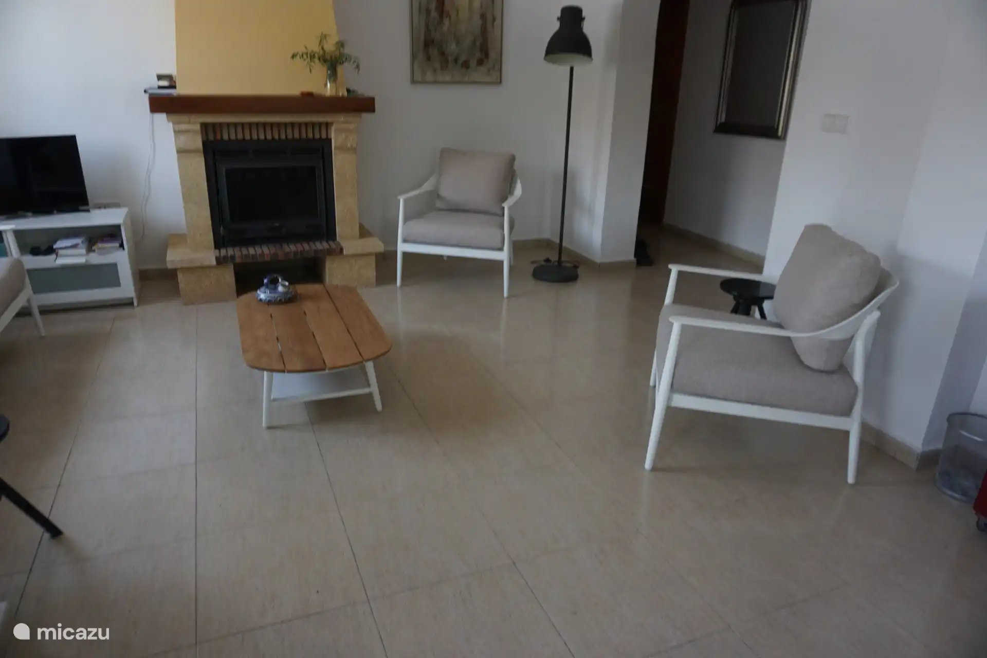 Wohnzimmer mit Kamin.