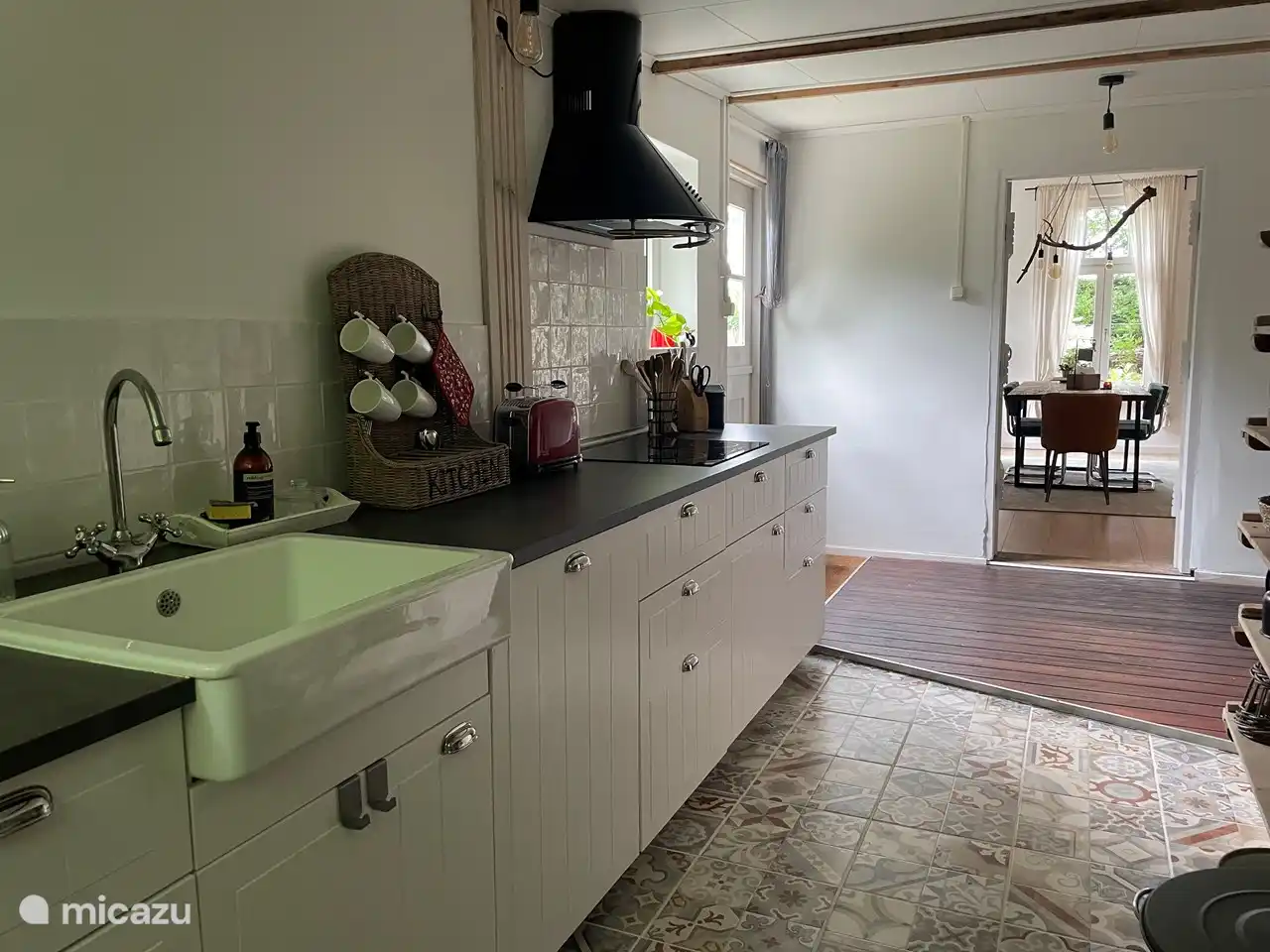 In de keuken is alles wat je wenst te vinden voor een lekkere maaltijd of BBQ. 