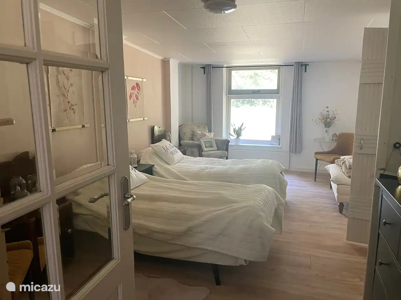 De tweede slaapkamer met twee Auping bedden. Er kan hier of in de werkkamer een derde kinderbed bij. 