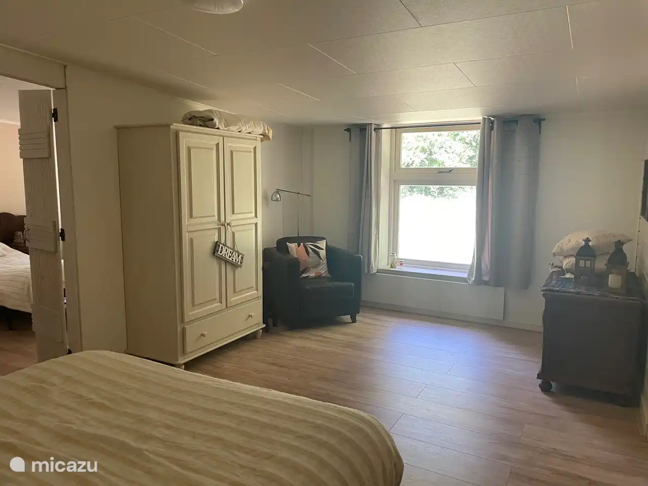 De slaapkamer is comfortabel, warm in de winter en koel in de zomer. Er staat een ruime kledingkast en je kijkt uit op groen. 