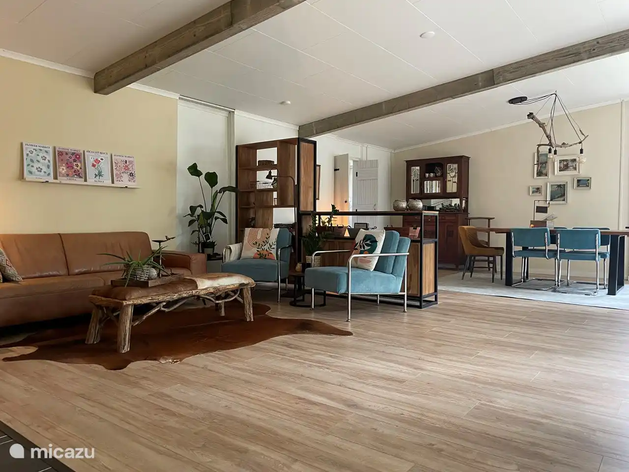 De ruime woonkamer heeft een lekkere zithoek en een grote tv. 