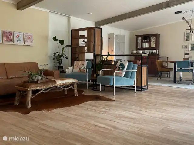 casa vacacional en Países Bajos, Barbante Septentrional, Molenschot – The Lazy Finch La espaciosa sala de estar tiene una agradable sala de estar y un gran televisor.