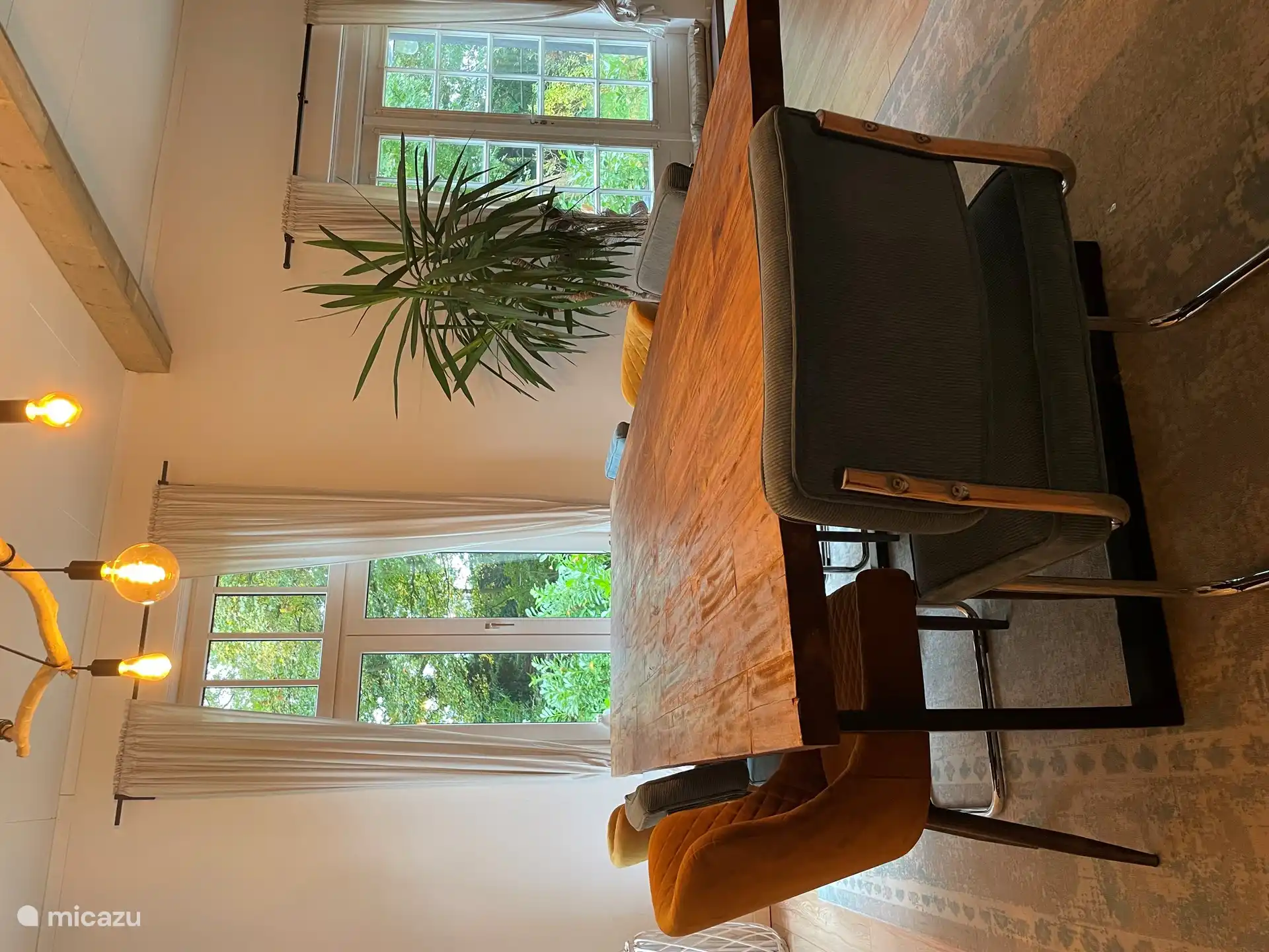 Eettafel met 4,6 of 8 zitplaatsen. 