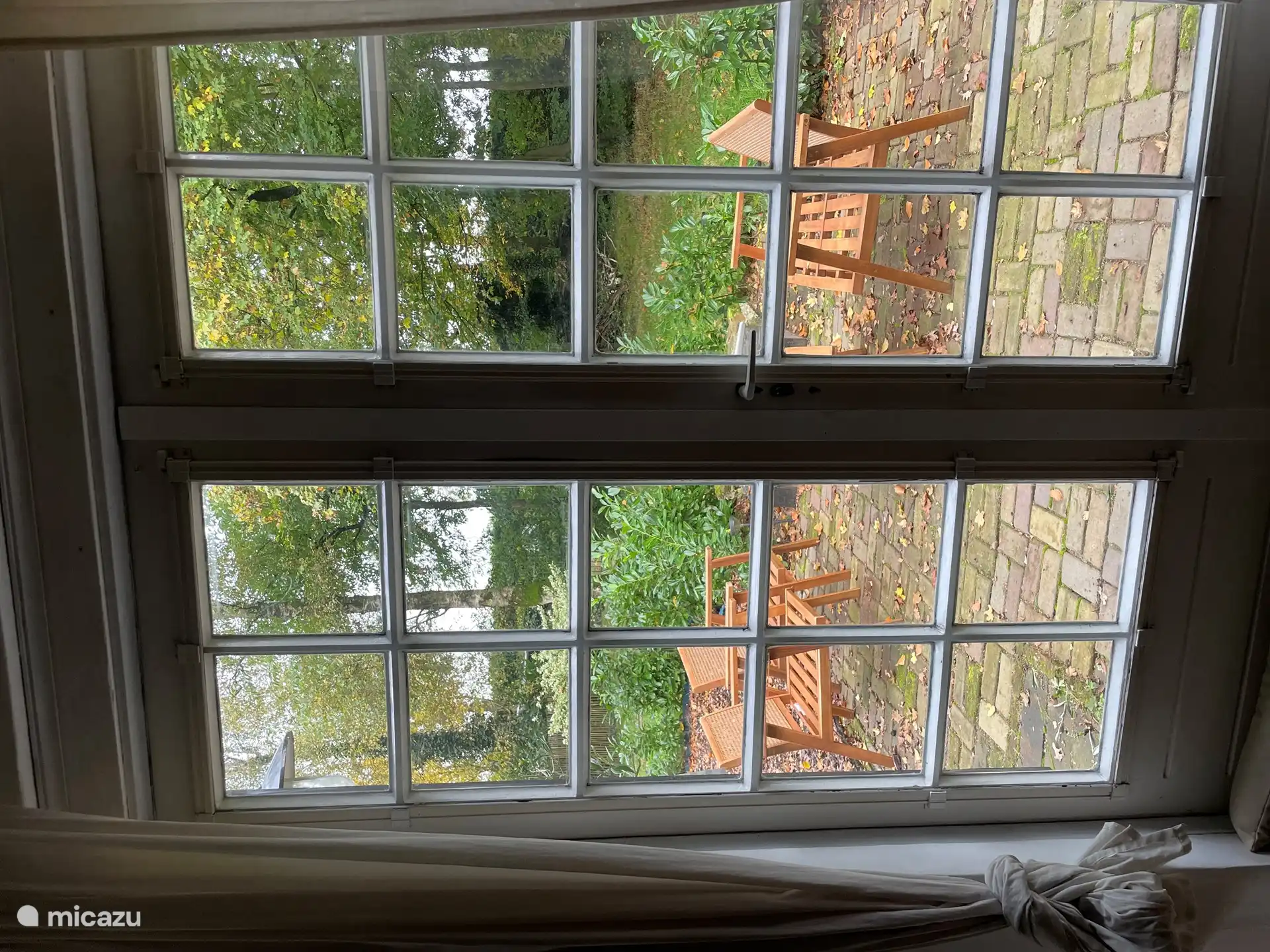 Terrasje voor the Lazy Finch met fire-pit. 