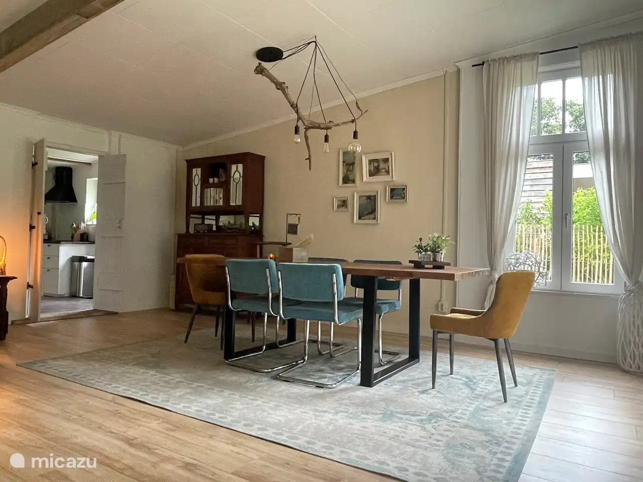 De ruime eettafel voor 4,6 of 8 personen. 