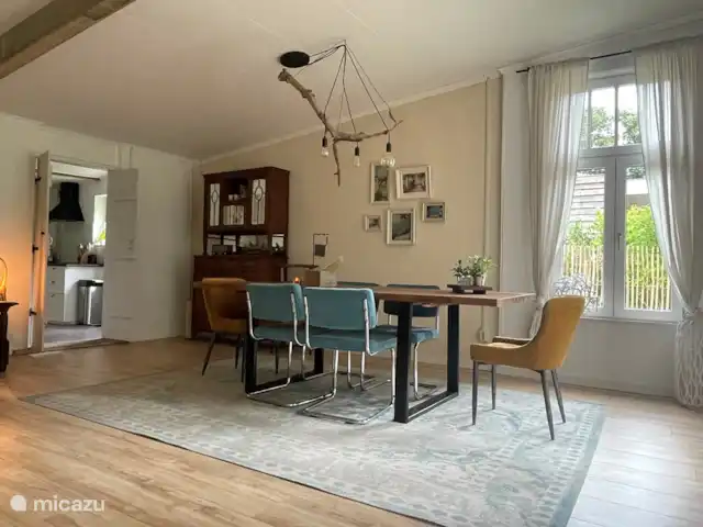 casa vacacional en Países Bajos, Barbante Septentrional, Molenschot – The Lazy Finch La amplia mesa de comedor para 4, 6 u 8 personas.