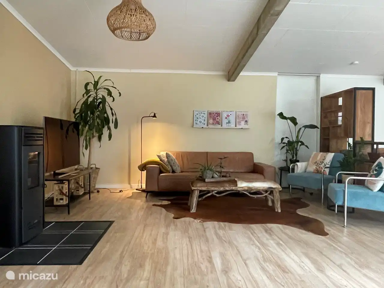 De zithoek wordt op koudere dagen verwarmd met een pelletkachel. Er staat een heerlijke lounge bank en relaxfauteuils met hocker. 